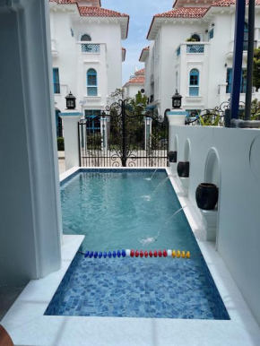 Spacious 6BR Villa Near Beach